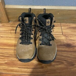 Columbia Men's Newton Ridge Plus 
Waterproof Hiking Boots